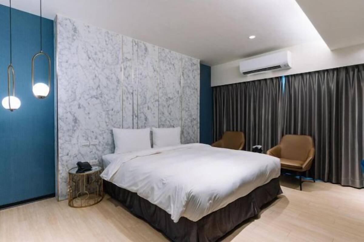 Desk, soundproofing, free WiFi, bed sheets