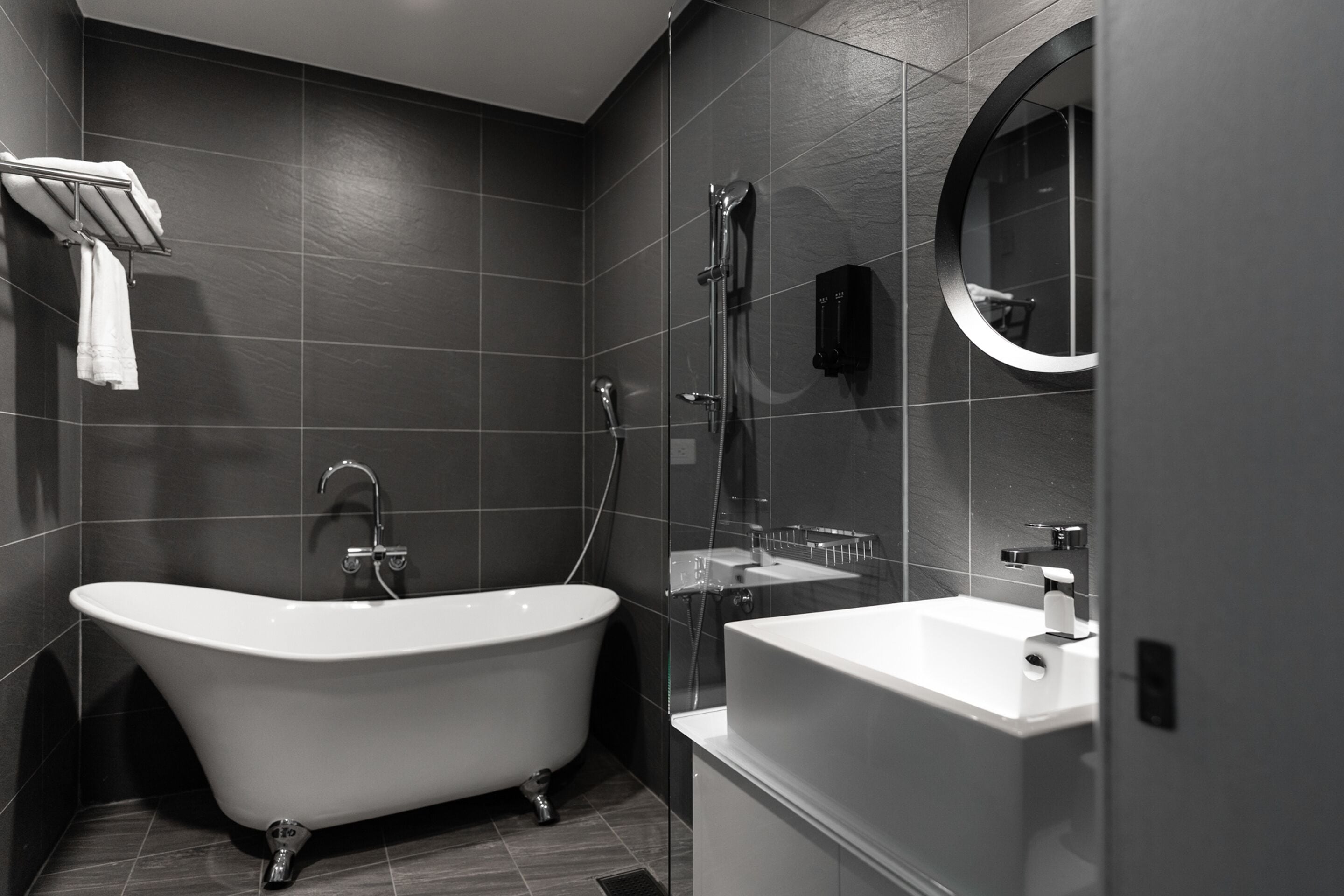 combined shower/bathtub, free toiletries, hair dryer, slippers