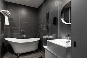 Duschwanne, kostenlose Toilettenartikel, Haartrockner, Hausschuhe