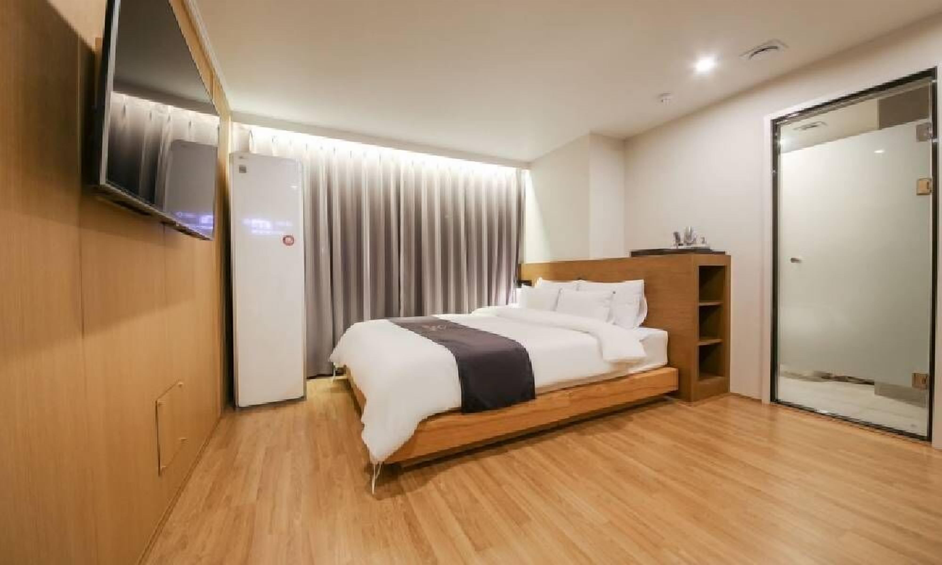 deluxe double room | individually furnished, blackout curtains, free wifi, bed sheets