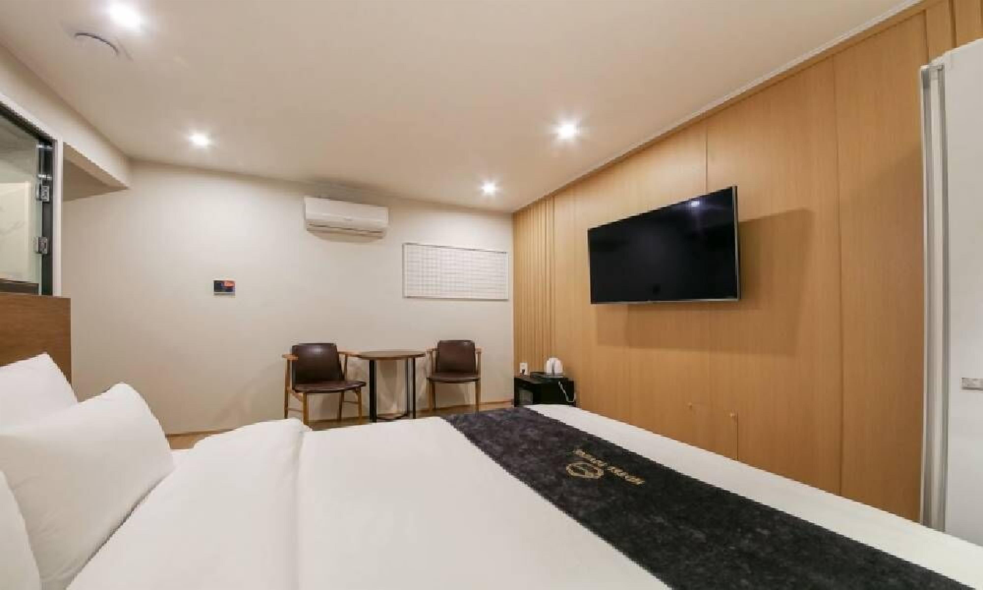 deluxe double room | individually furnished, blackout curtains, free wifi, bed sheets