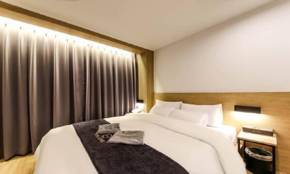 Chambre Double Deluxe | Ameublement personnalisé, rideaux occultants, Wi-Fi gratuit