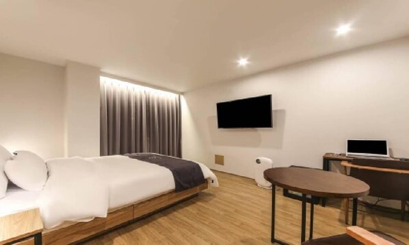 Habitación doble estándar | Muebles diferentes, cortinas blackout, wifi gratis y ropa de cama 