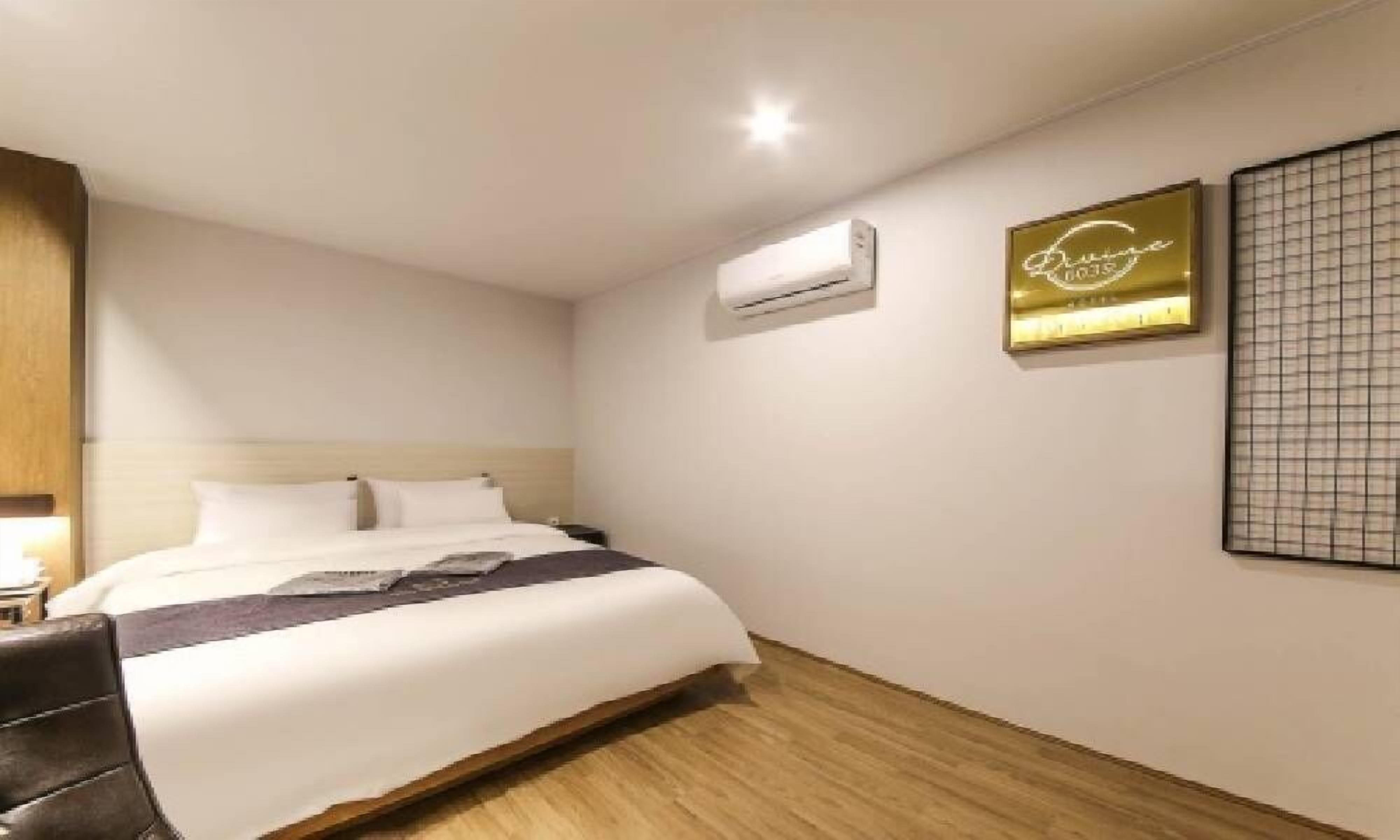 standard double room | individually furnished, blackout curtains, free wifi, bed sheets