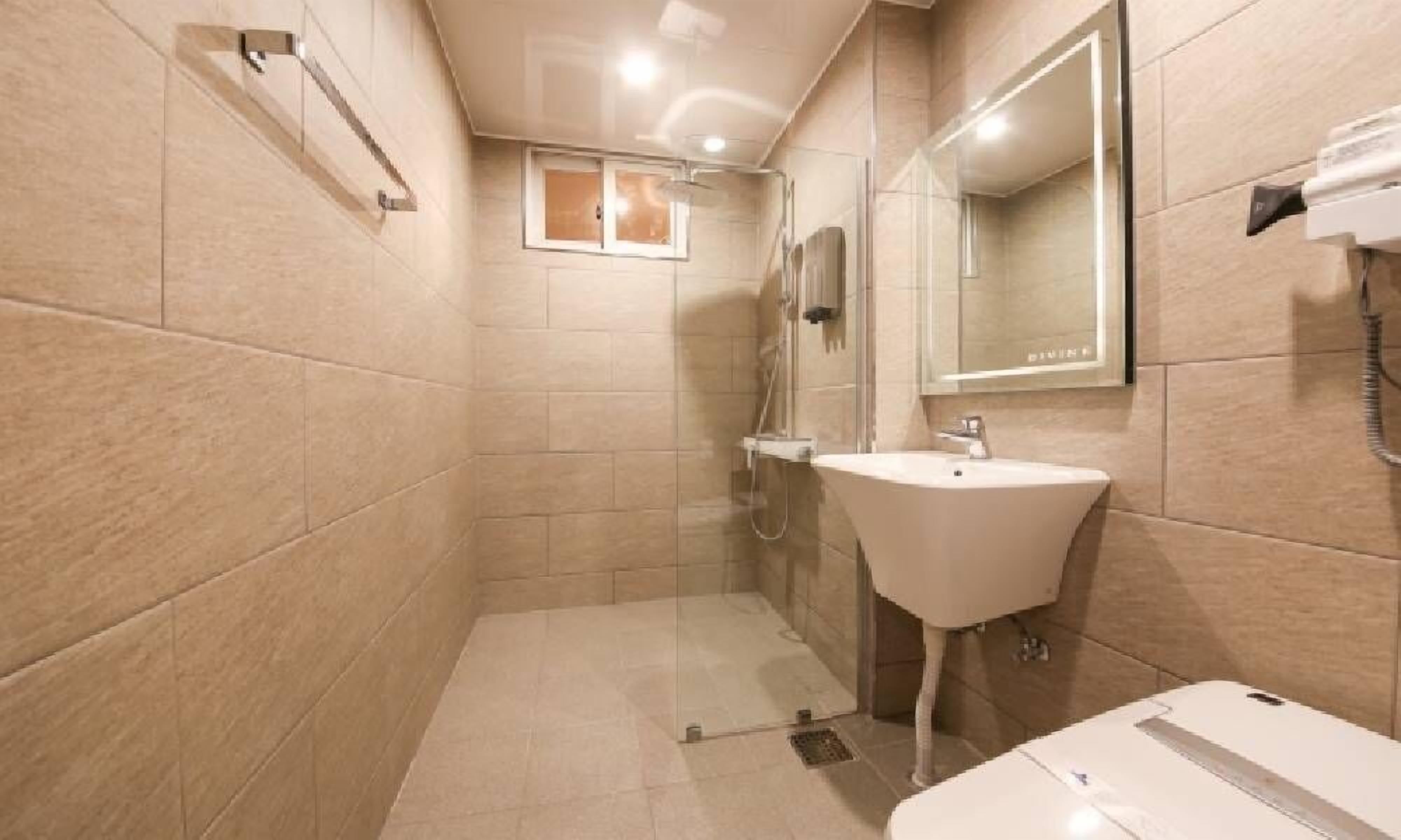 deluxe double room | bathroom | shower, hair dryer, slippers, towels
