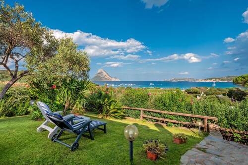 Cottage Porto Taverna, 80 m from the Beach with Private Terrace & Garden