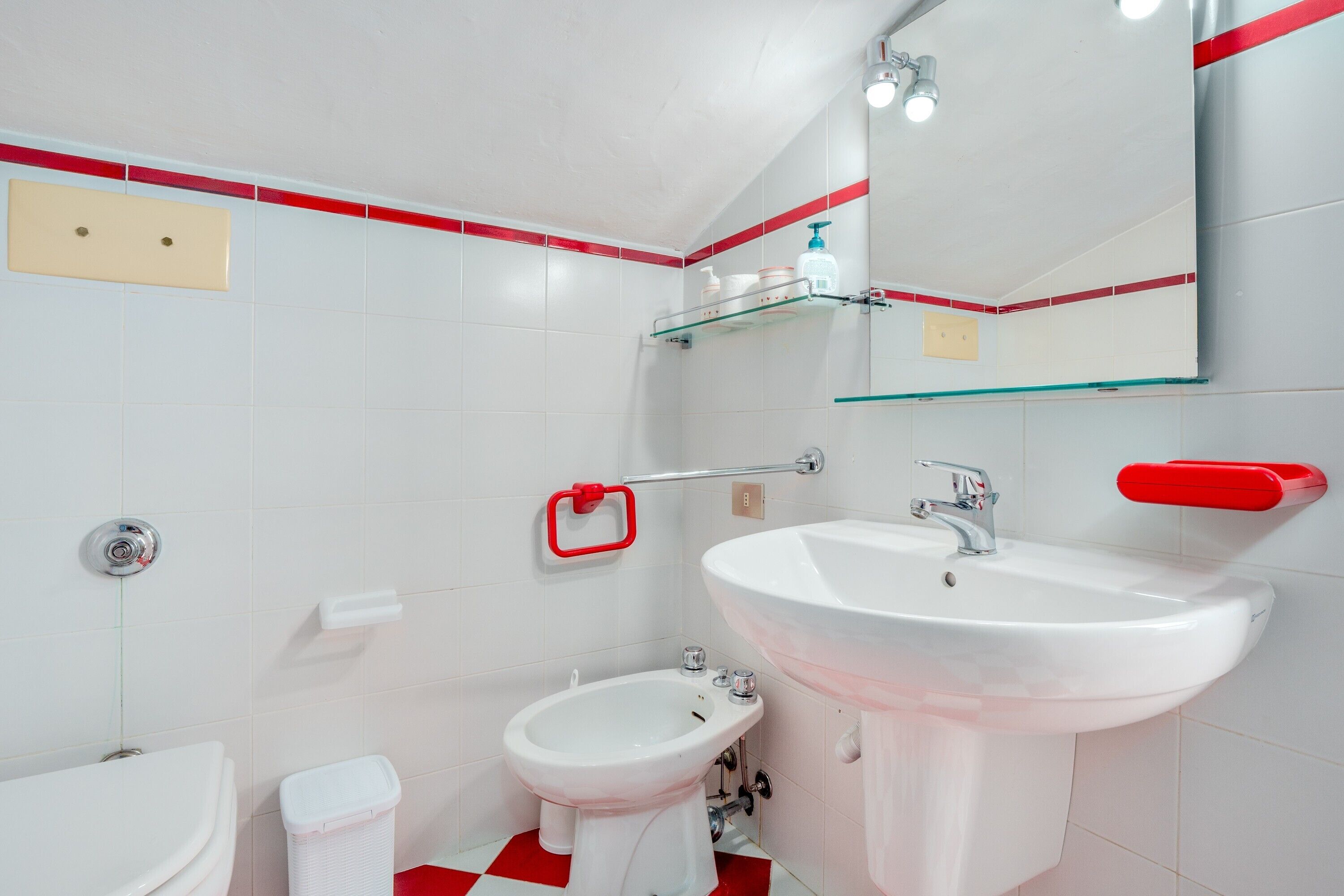 Een douche, een haardroger, handdoeken