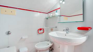 Een douche, een haardroger, handdoeken