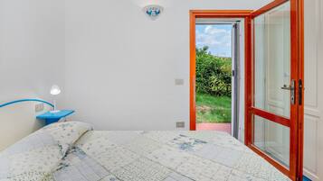 3 habitaciones, tabla de planchar con plancha y ropa de cama