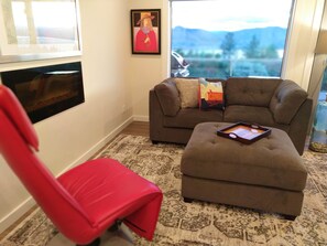 Smart-tv, eldstad och böcker