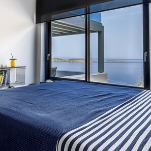 4 bedrooms, in-room safe, desk, iron/ironing board