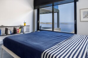 4 bedrooms, in-room safe, desk, iron/ironing board