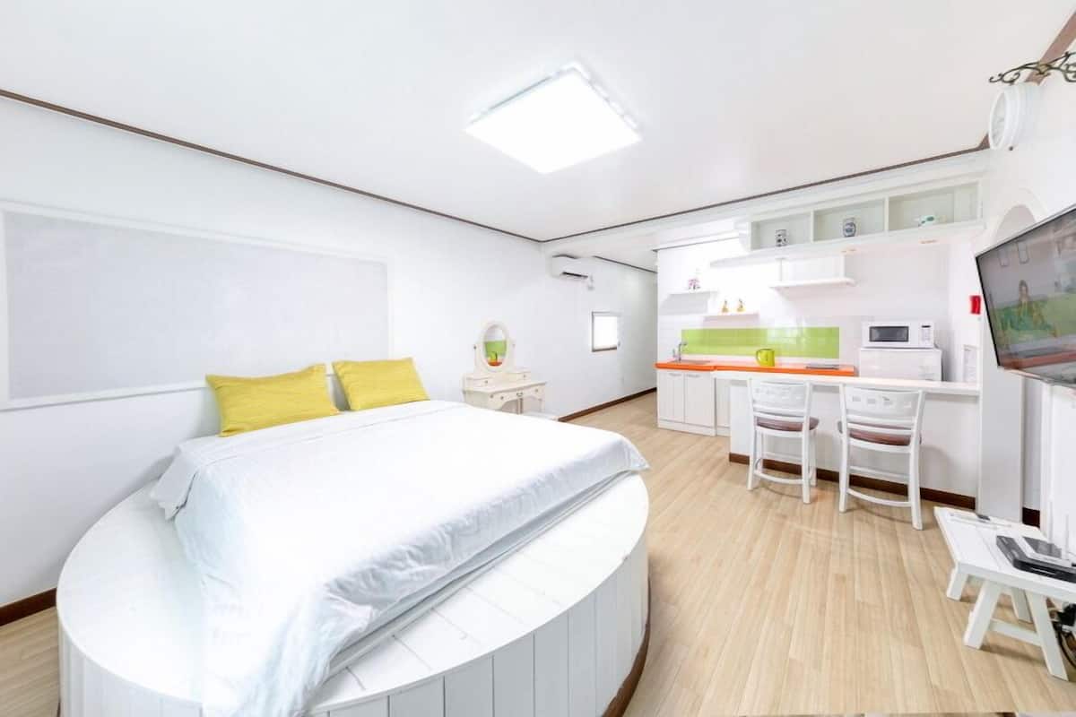 Condo (401) | 1 bedroom, WiFi (free)