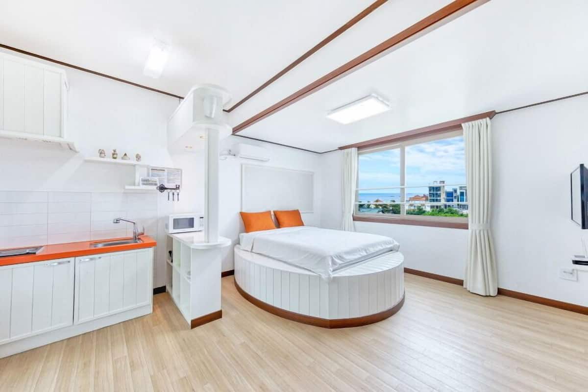 Condo (403) | 1 bedroom, WiFi (free)