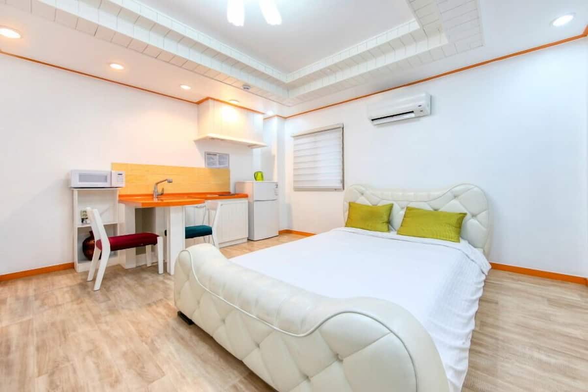 Condo (101) | 1 bedroom, WiFi (free)