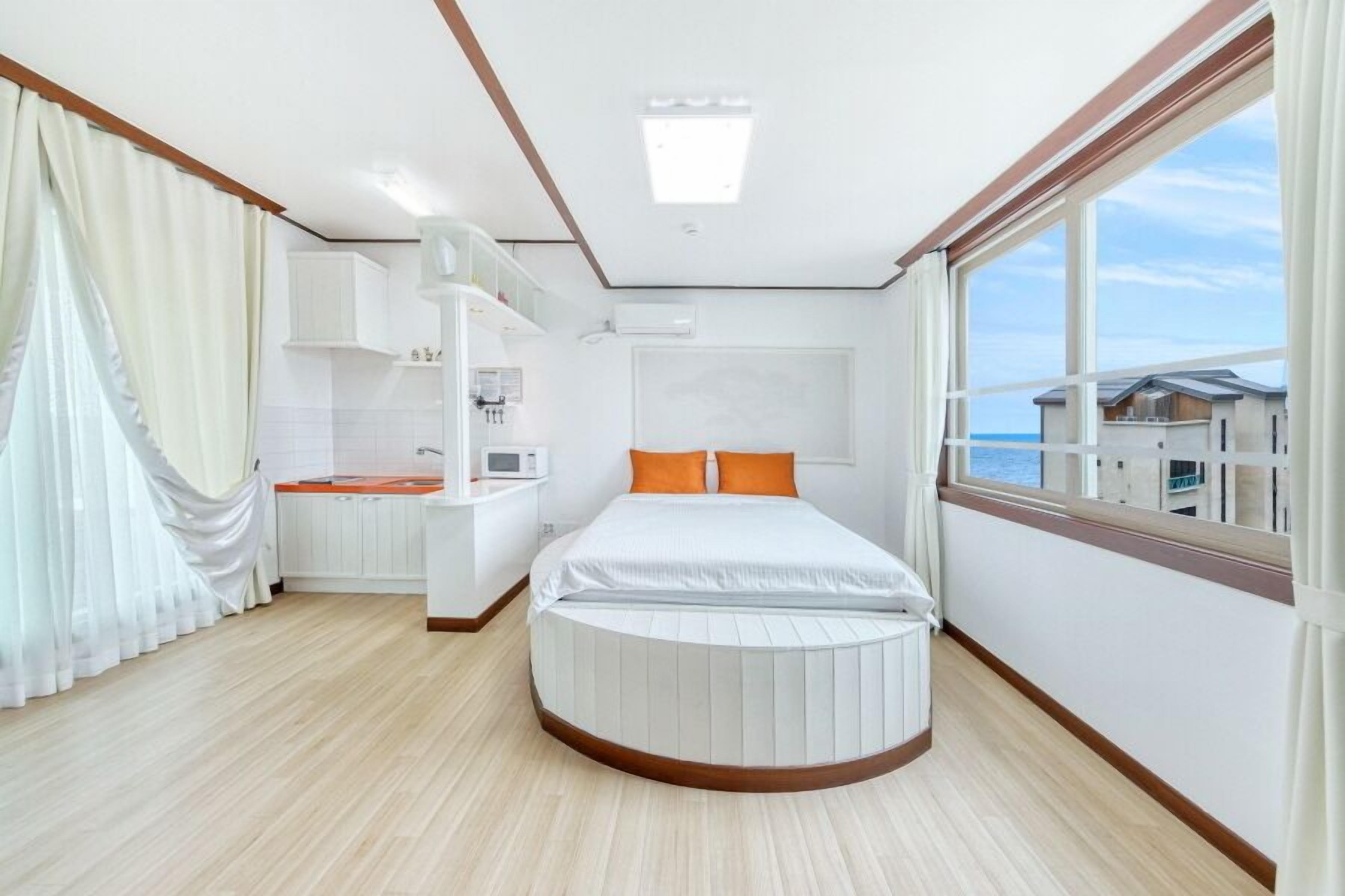 Condo (403) | 1 bedroom, free WiFi