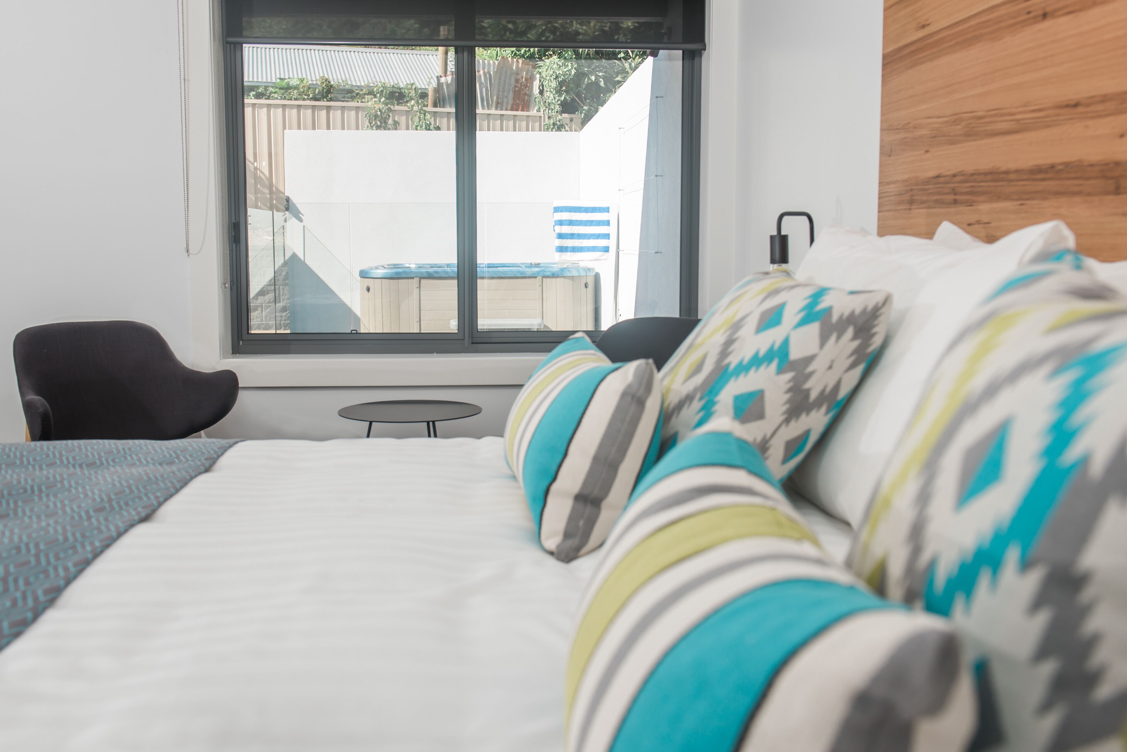 Desk, soundproofing, free WiFi, bed sheets