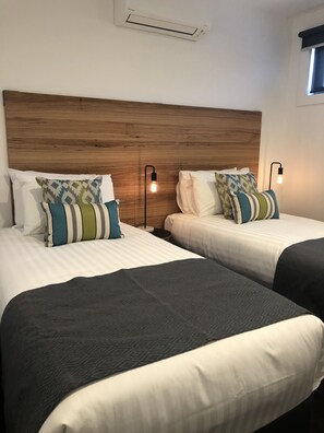 Deluxe Family Suite | Desk, soundproofing, free WiFi, bed sheets - Bright Colonial Motel (Bright)