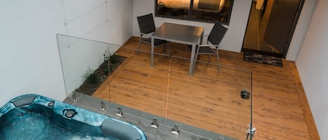 Deluxe Spa Suites | Desk, soundproofing, free WiFi, bed sheets