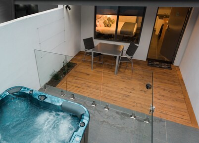 Bright Colonial Motel