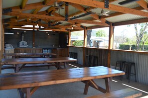 BBQ/picnic Area - Bright Colonial Motel (Bright)