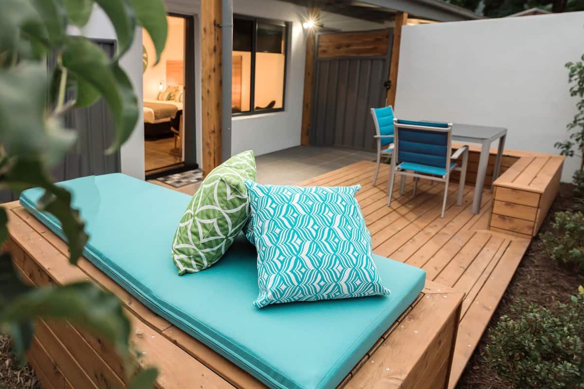 Deluxe Courtyard Suites | Desk, soundproofing, WiFi (free), bed sheets