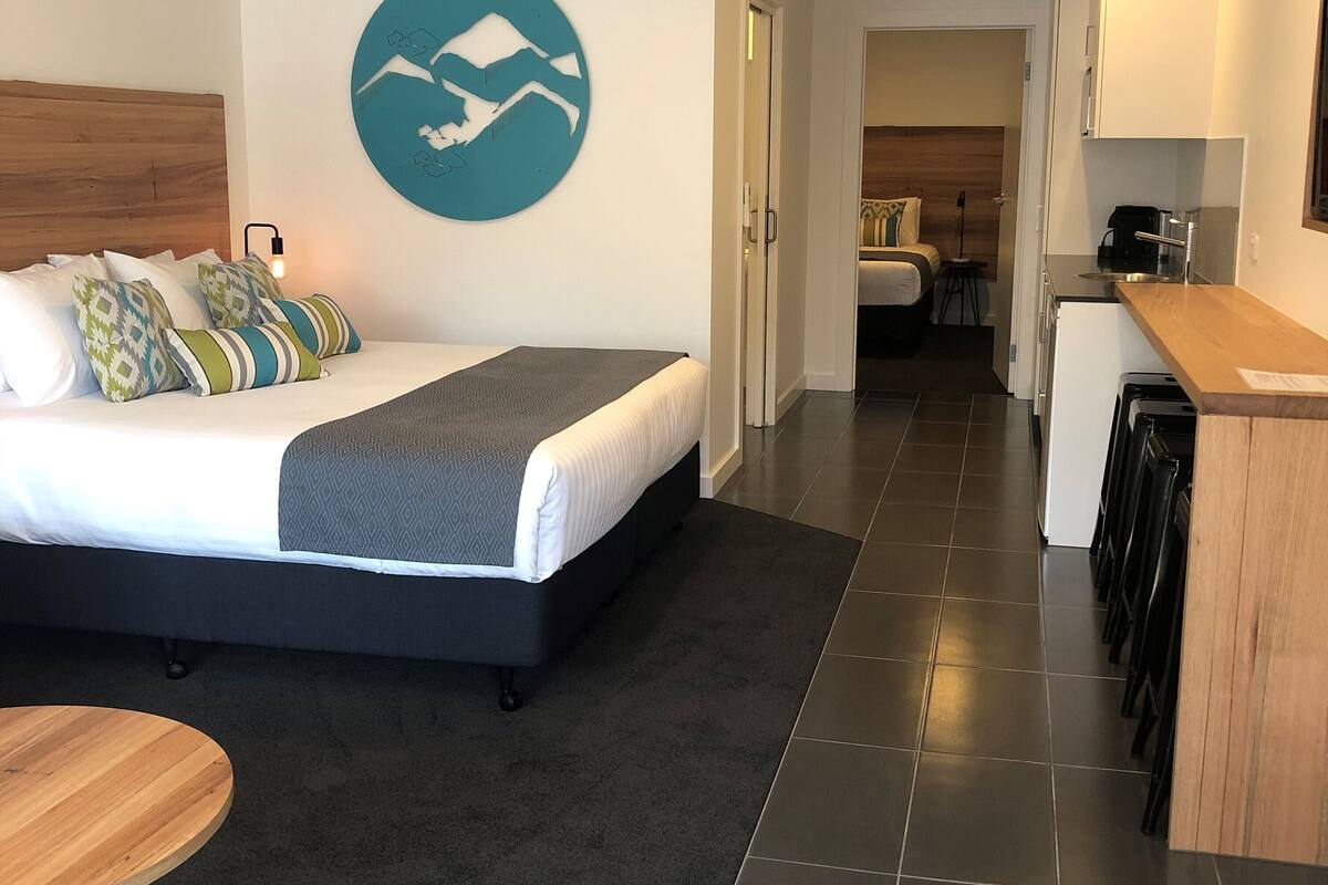 Deluxe Family Accessible Suite | Desk, soundproofing, WiFi (free), bed sheets