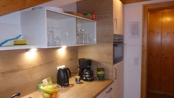 Coffee/tea maker, fridge, microwave, oven