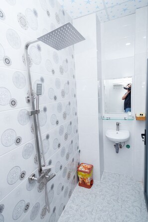 Standard Triple Room | Bathroom | Shower, slippers, towels, soap