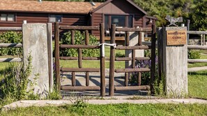 A wooden gate with a sign reading "HOMESTEAD CABIN". - Private Cottage away from Crowds (Cody)