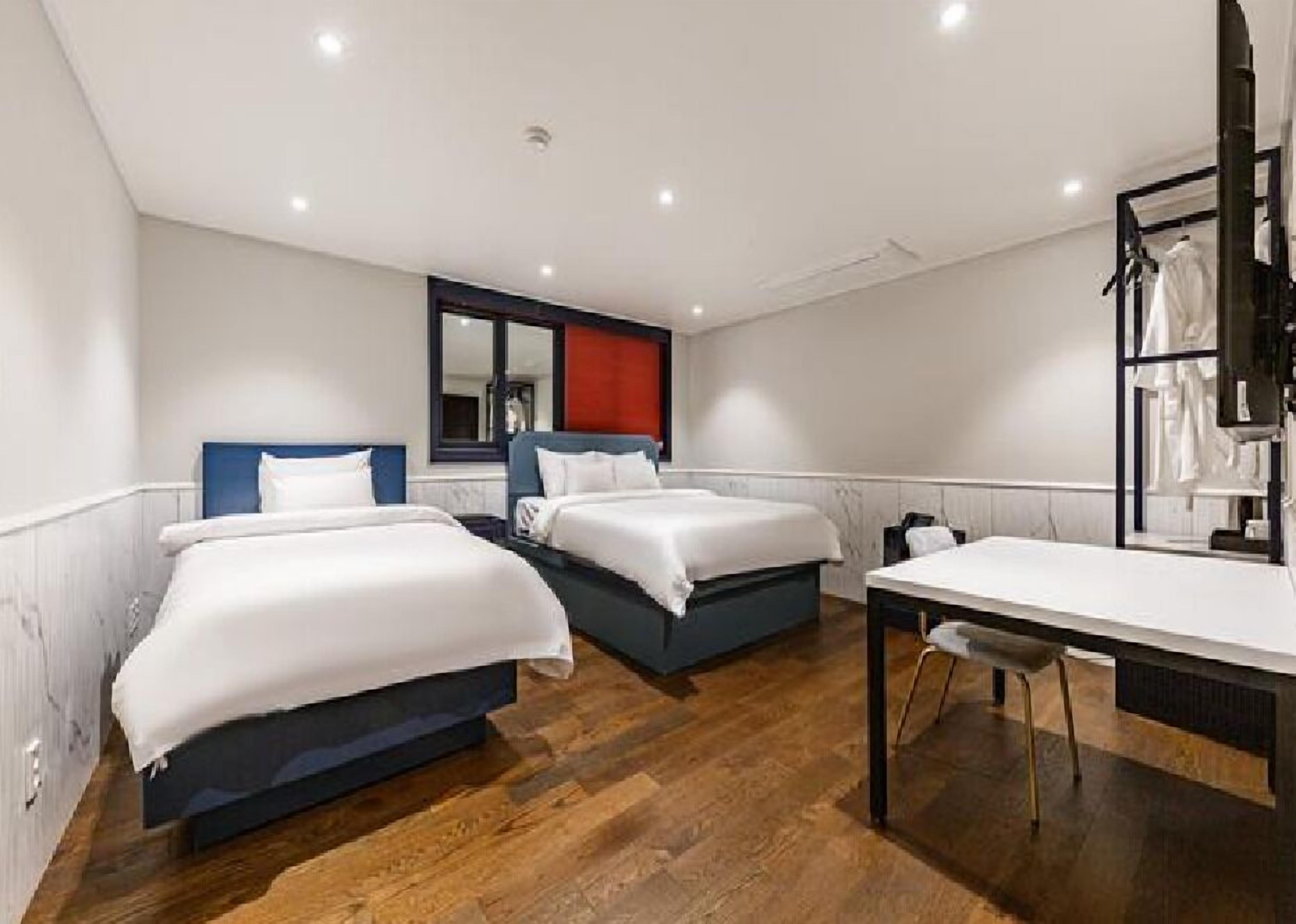 royal double room | living area | flat-screen tv