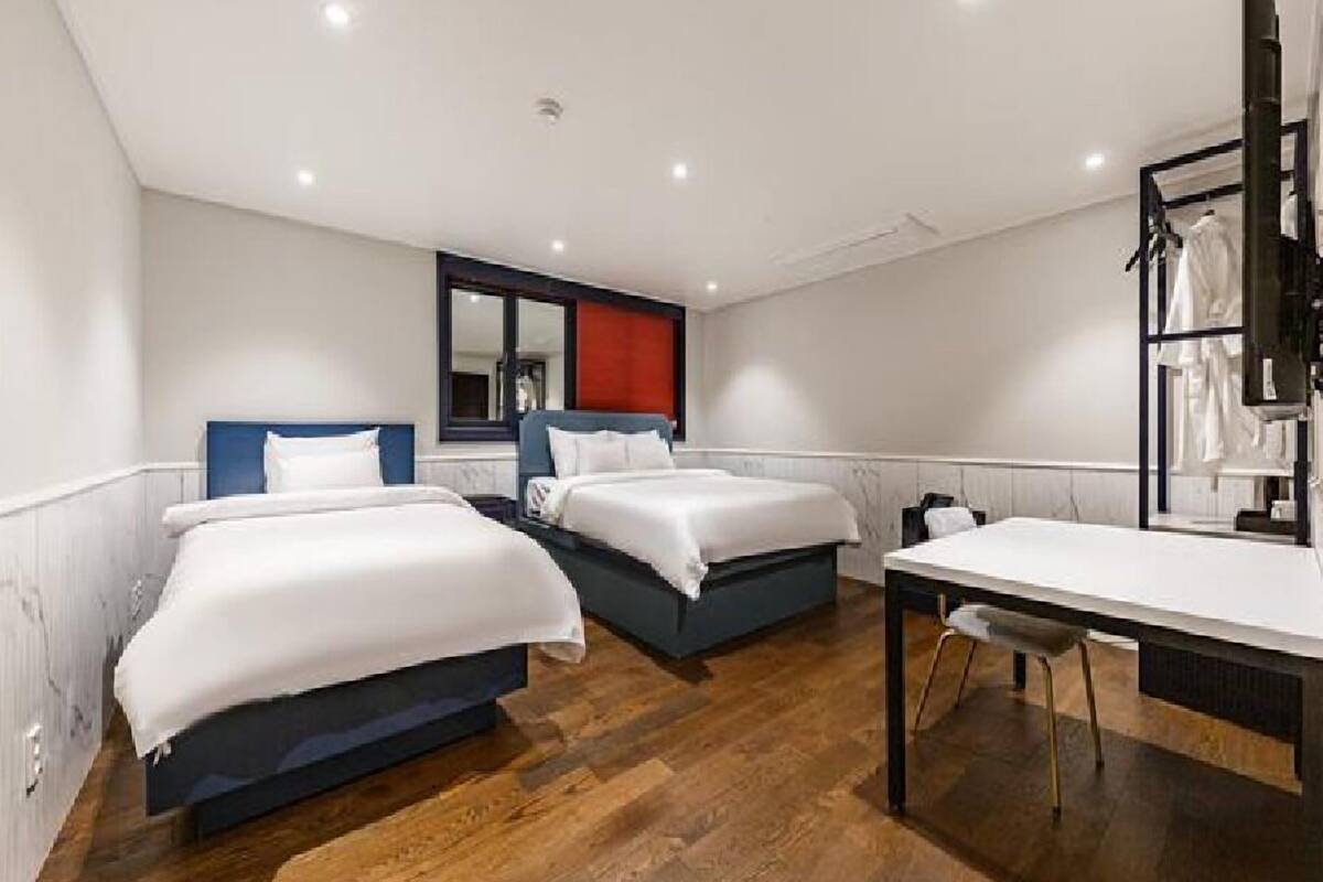 royal double room | living area | flat-screen tv