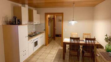 Fridge, oven, stovetop, coffee/tea maker