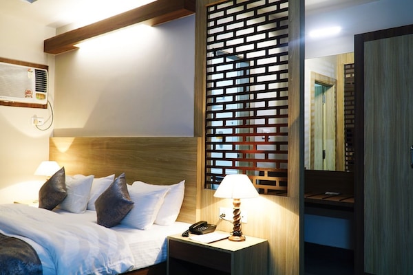 Luxury Double Room | Desk, laptop workspace, blackout drapes, soundproofing