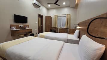 Deluxe Twin Room, 1 Bedroom, Smoking, Annex Building | Meja, langsir/tirai gelap terus, kalis bunyi, seterika/papan seterika