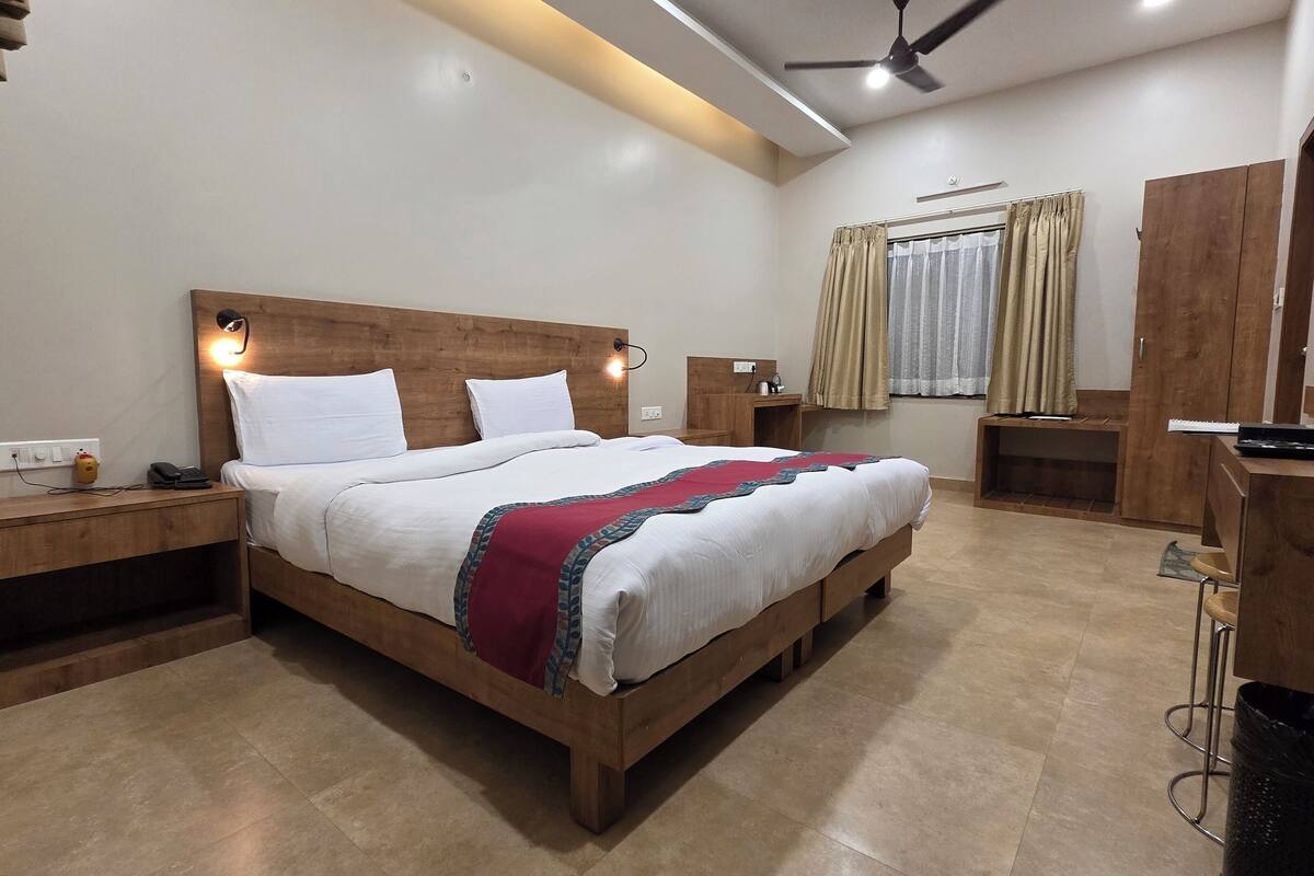 Deluxe Double Room, 1 Bedroom, City View, Annex Building | Desk, blackout drapes, soundproofing, iron/ironing board (on request)