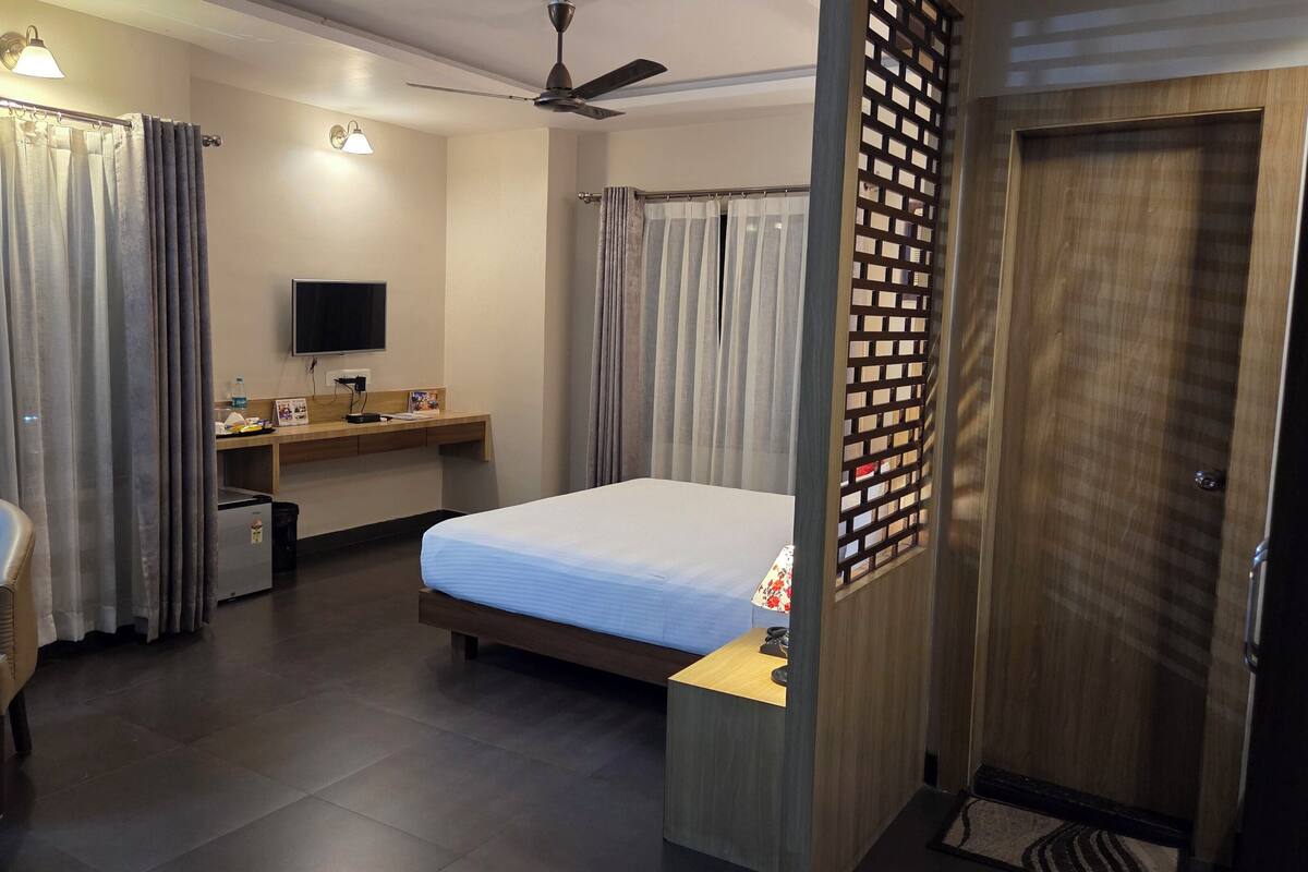 Luxury Double Room, 1 King Bed, Smoking, City View | Desk, blackout drapes, soundproofing, iron/ironing board (on request)