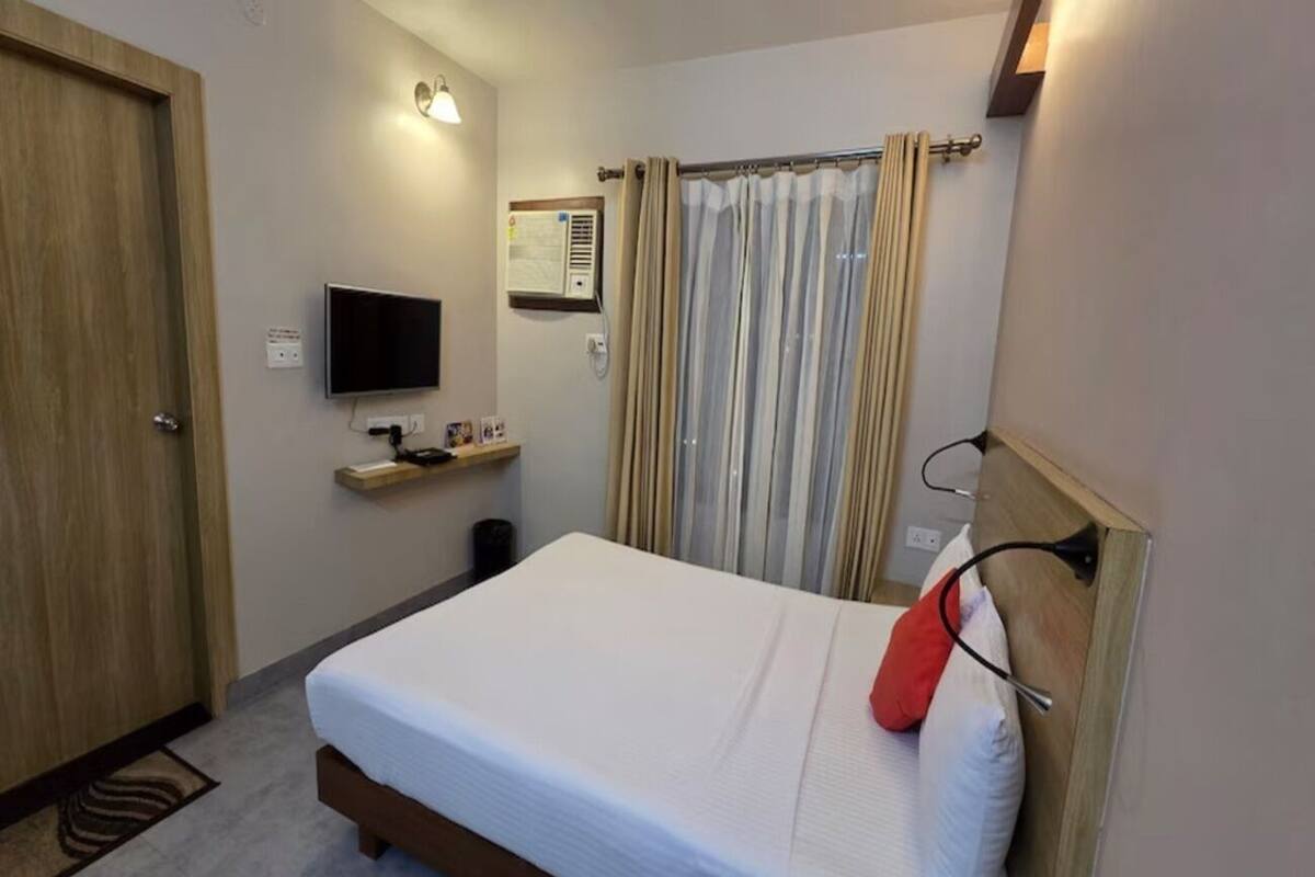 Executive Double Room, 1 Bedroom, Smoking, City View | Desk, blackout drapes, soundproofing, iron/ironing board (on request)