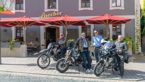 A building with a sign reading "Speerber" and outdoor seating with red umbrellas. - Brauereigasthof Flair-Hotel Sperber-Bräu (Sulzbach-Rosenberg)