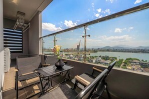 書桌、遮光布/窗簾、免費無線上網、床單