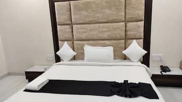 Deluxe tweepersoonskamer | Luxe beddengoed, een minibar, een kluis op de kamer, een bureau