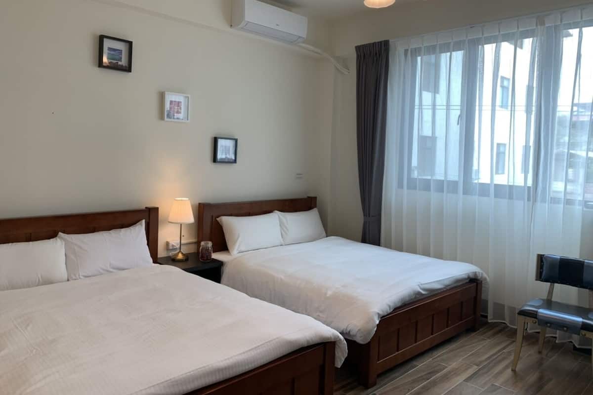 Cortinas opacas, wifi gratis, ropa de cama