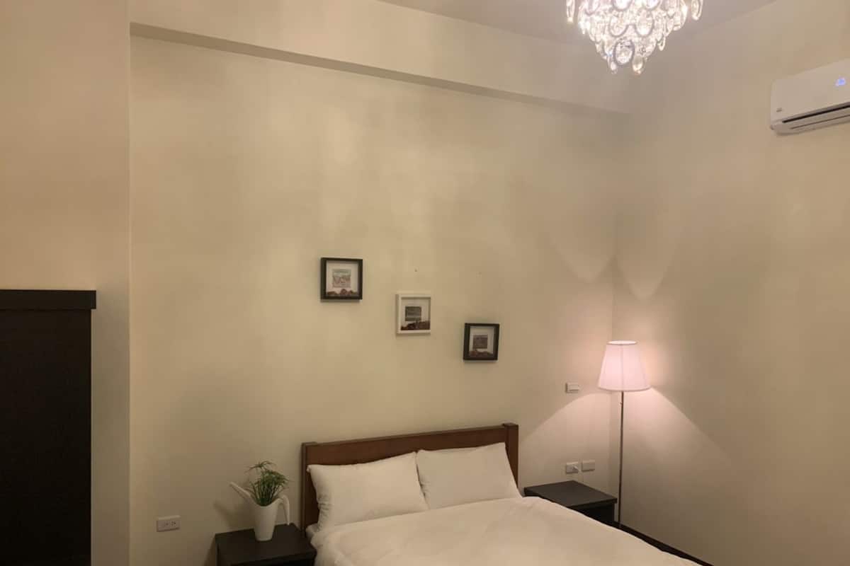 Habitación económica doble | Cortinas opacas, wifi gratis, ropa de cama