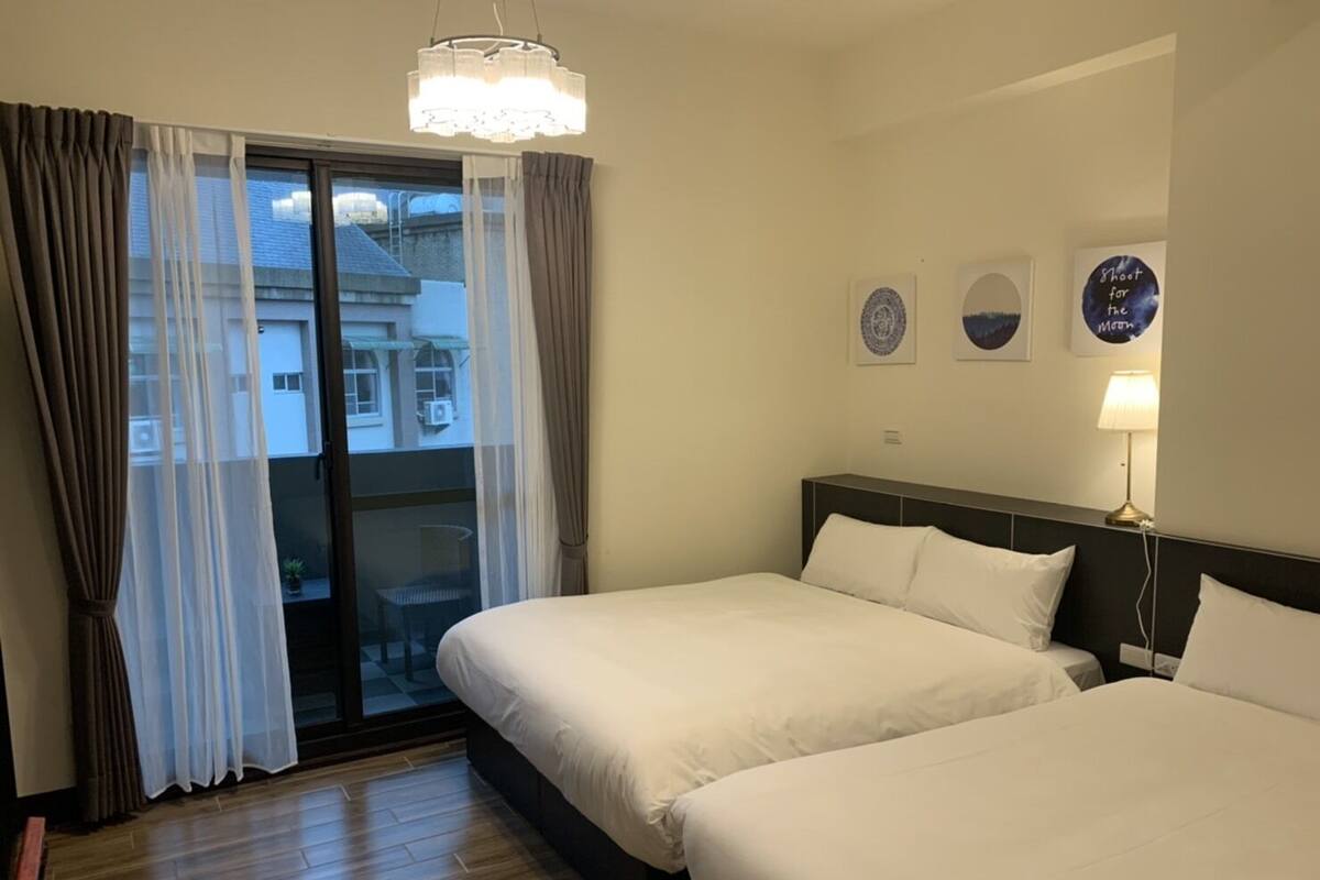 Cortinas opacas, wifi gratis, ropa de cama
