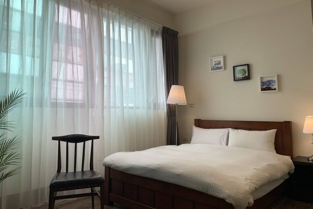 Cortinas opacas, wifi gratis, ropa de cama