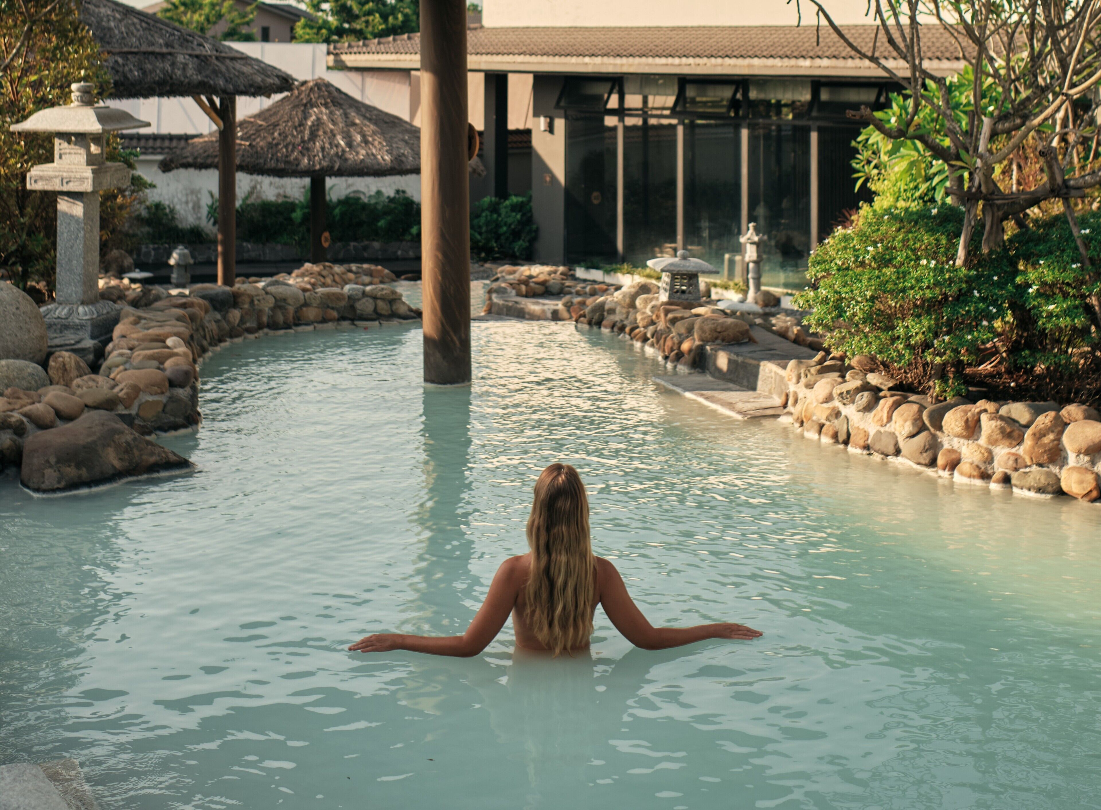 Suối nước nóng