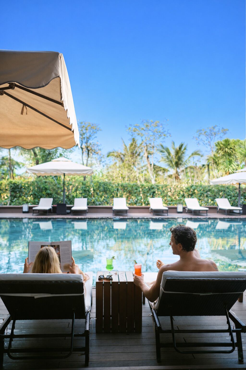 حمّام سباحة خارجي، مفتوح من 6 صباحاً إلى 8:00 مساءً، مقاعد للتشمس