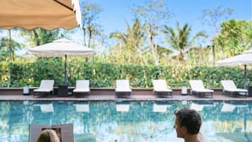 Piscina externa, funciona das 6h às 20h, espreguiçadeiras