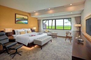 Minibar, in-room safe, desk, blackout curtains - Kobi Onsen Resort Hue, Affiliated by Meliá (Hue)