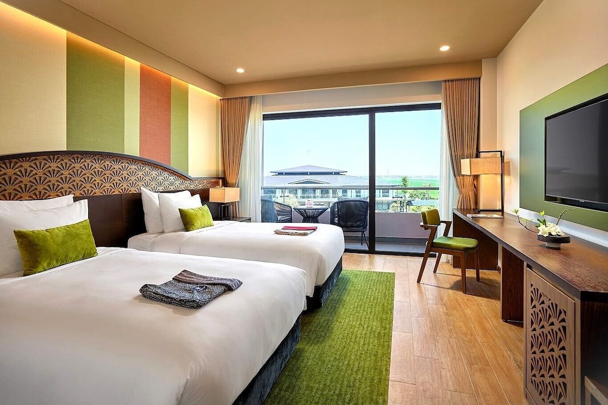 2 bedrooms, minibar, in-room safe, desk